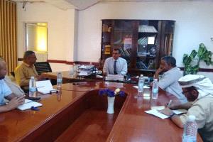 مكتب الصحة ومنظمة “إدرا” يناقشان تمديد المشاريع ودعم المرافق الصحية في لحج