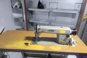 صنعاء.. مليشيا الحوثي تبتز قطاع الخياطة وتجبرهم على إنتاج "أعلام إيرانية" بتمويل ذاتي