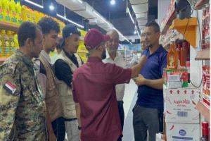 مدير صيرة ينفذ نزولاً لضبط المخالفات في أسعاد المواد الغذائية والأسماك في المديرية