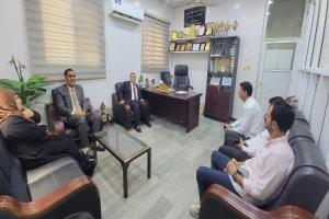 في زيارة تفقدية.. رئيس جامعة عدن يشيد بانضباط كلية اللغات والترجمة