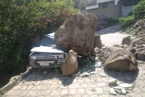 أمطار تعز الغزيرة تتسبب بانهيارات صخرية في حي المجلية وتضرر ممتلكات مدنية