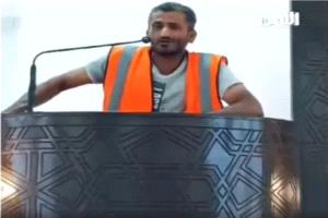 عامل يمني يلفت الأنظار بخطبة في مسجد بالسعودية بعد تأخر الخطيب
