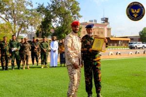 تكريم ضابط بعدن تعرض للاعتداء من قبل ناشطة في المجلس المنحل