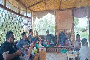 اعلاميون ونشطاء سياسيون وقيادات عسكرية ومدنيه وشخصيات قبلية تعقد جلسة نقاش مع الشيخ عبدالرحمن شاهر الصبيحي