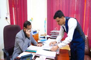 محافظ شبوة يناقش مع قيادة مكتب الأشغال حماية المخططات العامة من التجاوزات