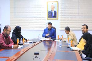 نائب وزير الصناعة يناقش مع لجنة الفريق الاقتصادي تعزيز استقرار الأسواق وتسهيل وصول الإمدادات التجارية