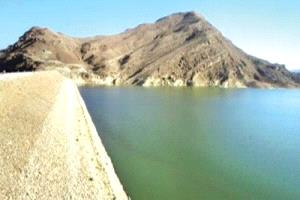 الدفاع المدني بمأرب ينقذ طفلاً من الغرق في السد التحويلي