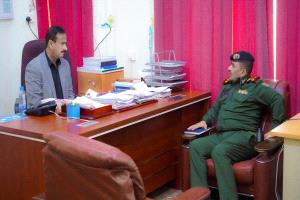 محافظ شبوة يطلع من مدير عام شرطة المحافظة على مستوى تنفيذ الحملة الأمنية لمنع حمل السلاح ويؤكد على مضاعفة الجهود لتعزيز الاستقرار