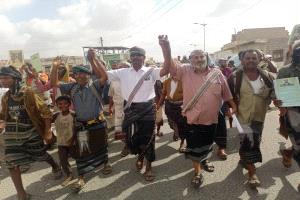 تظاهرة حاشدة في أحور للمطالبة بحملة أمنية من قوات العمالقة لمنع حمل السلاح في السوق العام