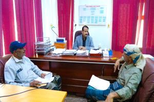 محافظ شبوة يطلع على أوضاع مرخة العليا ويؤكد تعزيز الخدمات والأمن