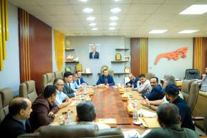 محافظ العاصمة المؤقتة عدن يؤكد أهمية تعزيز العمل الميداني ومتابعة أوضاع المديريات