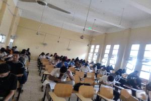 عميد كلية العلوم الادارية والمصرفية بجامعة لحج تتفقد سير امتحانات الدور الثاني للفصل الدراسي الاول