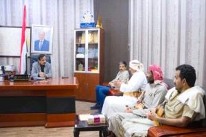 محافظ شبوة يشدد على صيانة منشآت قطاع (5) وتعزيز جاهزية الحقول