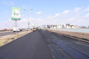 احتراق سيارة تعمل بالغاز عقب اصطدامها بعمود إنارة في الخط البحري بعدن