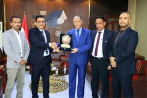 وحدة جمع المعلومات المالية تكرّم وزير الصناعة والتجارة تقديراً لجهوده في تعزيز منظومة مكافحة غسل الأموال وتمويل الإرهاب