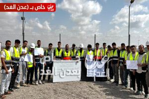 وقفة احتجاجية لعمال محطة الطاقة الشمسية بعد أزمة تصعيد كادت تهدد استقرار التشغيل