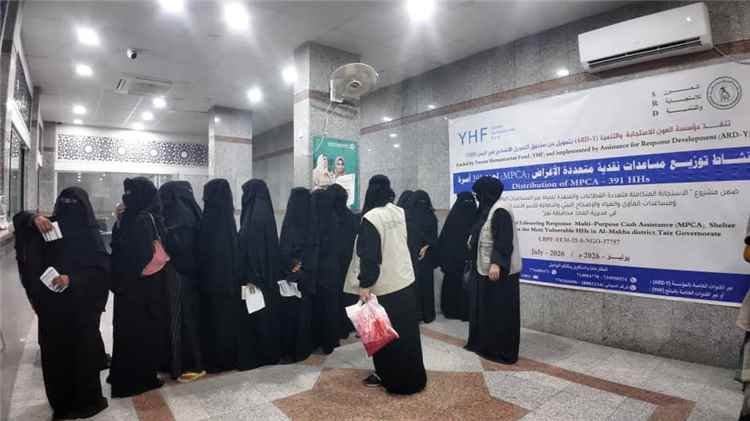 مؤسسة العون للاستجابة والتنمية تدشّن توزيع الدفعة الأولى من المساعدات النقدية في عزلة الزهاري بمديرية المخا