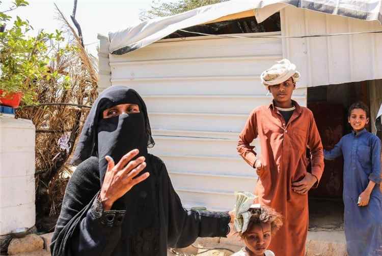 الحو.ثيون يحاصرون اليمنيين بسياسات التجويع والإفقار