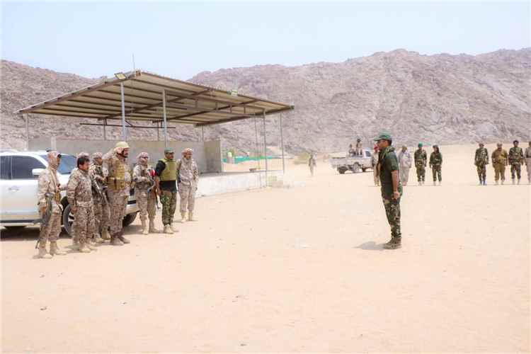 القائد العام لقوات دفاع شبوة يتفقد جبهة مرخة العليا ويؤكد رفع الجاهزية القتالية، ويزور مقر قيادة اللواءين الثاني والخامس دفاع شبوة