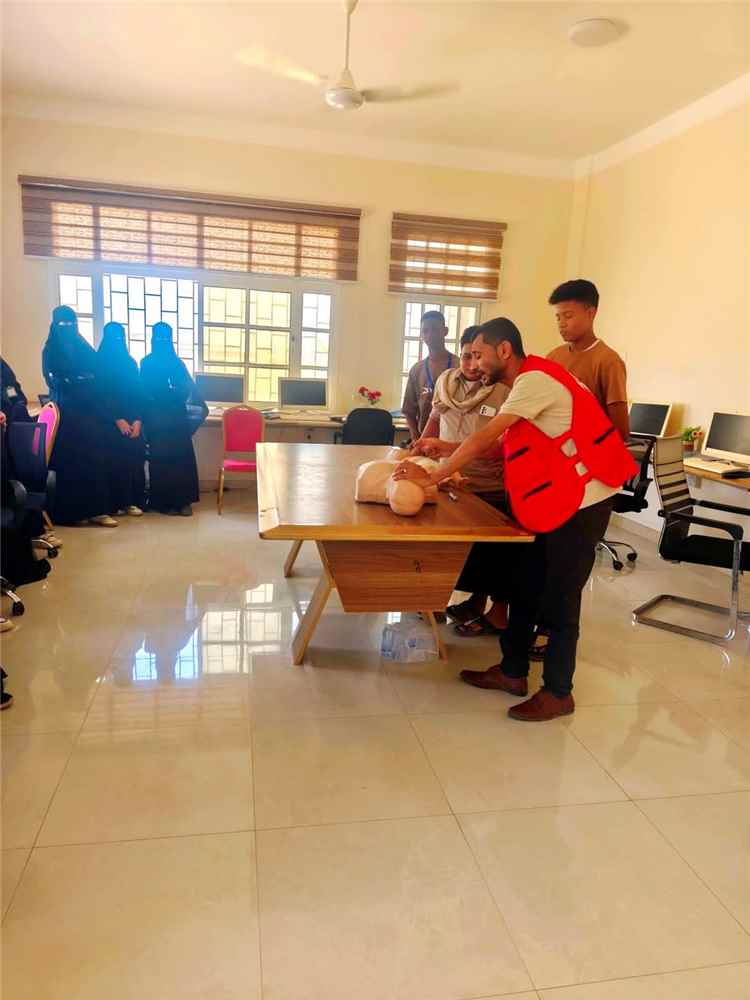 الهلال الأحمر بالمهرة ينفذ دورة تدريبية في الإسعافات الأولية لطلاب مركز الأيتام