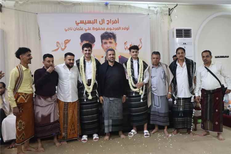 عدن تحتفل بزفاف الشابين أسامة وعماد البسيسي بحضور قيادات عسكرية واجتماعية