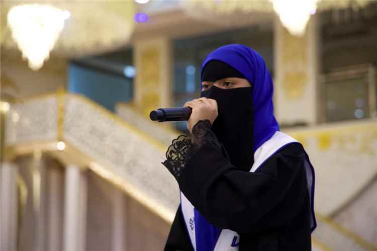 تكريم الطالبة فرح زعنبوت لفوزها بالمركز الرابع في تحدي القراءة العربي وتكريم منسق المبادرة بالمهرة