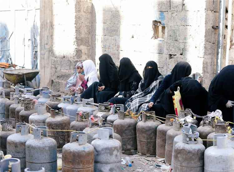 أزمة غاز في صنعاء وسط تكهنات عن مساعٍ حو_ثية لفرض زيادة سعرية جديدة