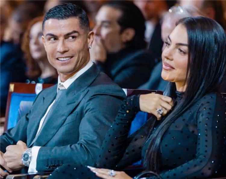تقارير صحافية بريطانية تكشف عن موعد زواج كريستيانو رونالدو من شريكته جورجينا