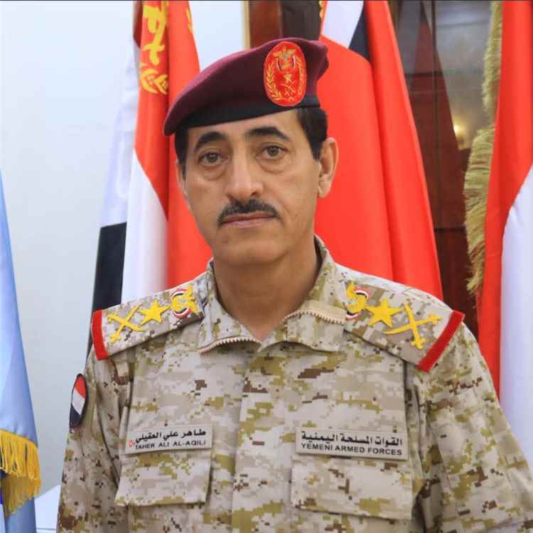 وزير الدفاع يعلن اعتماد آلية جديدة لصرف مرتبات منتسبي المنطقة العسكرية الرابعة عبر البنوك