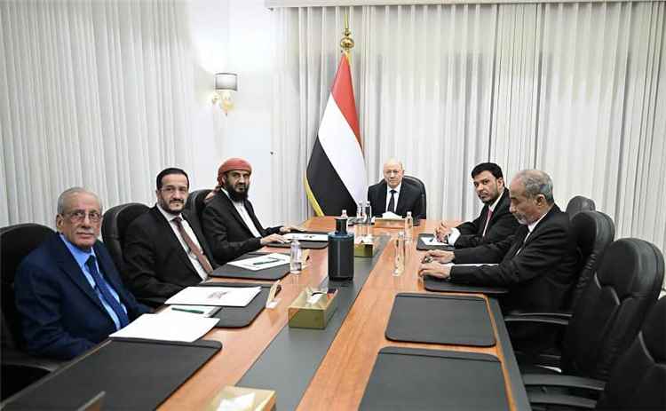 مجلس القيادة يؤكد تماسكه ووحدة مؤسسات الدولة.. ويشيد بقدرات القوات المسلحة في ردع الحـ.ـوثيين
