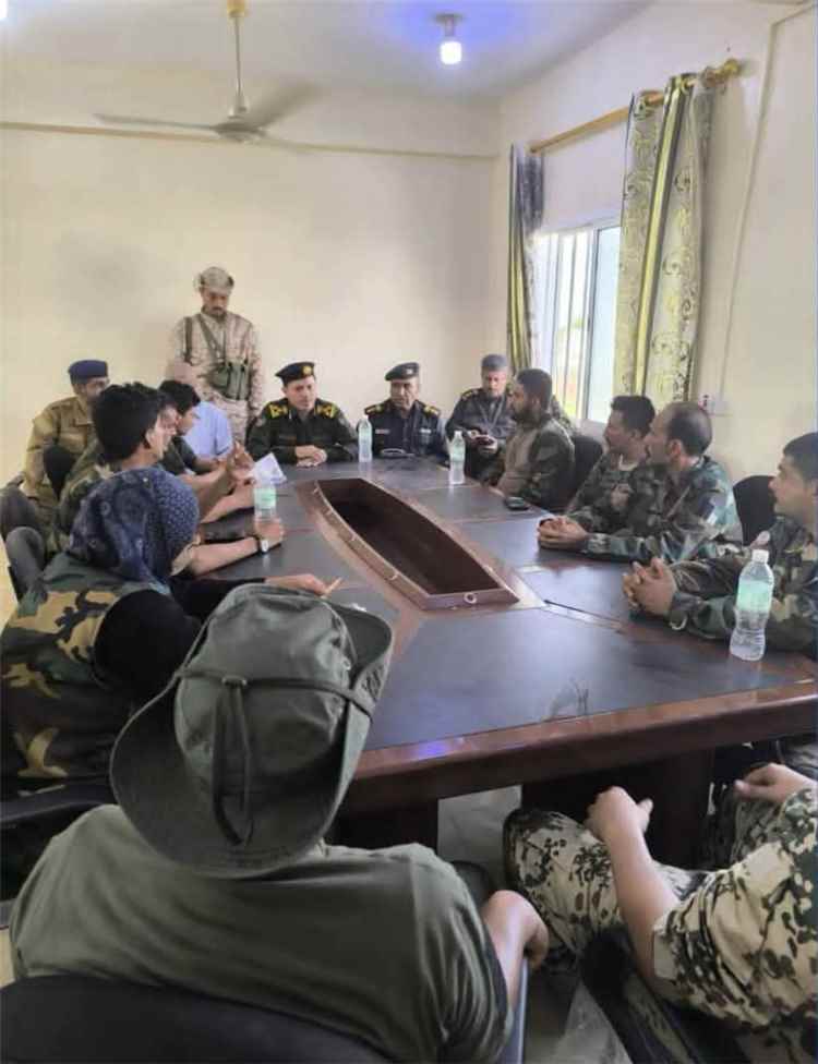 مدير أمن أبين يعقد اجتماعًا بقيادة قوات الطوارئ ويؤكد رفع الجاهزية وتعزيز التنسيق الأمني