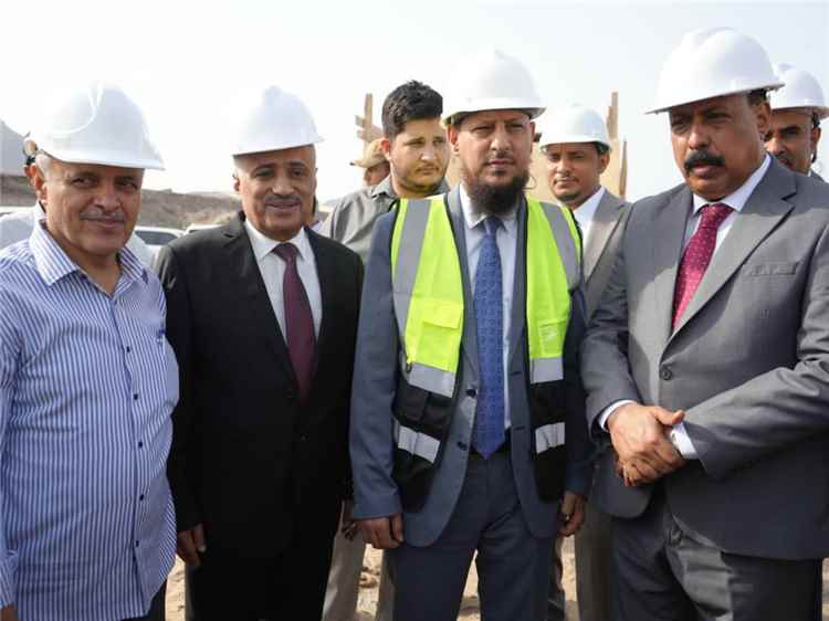 العقربي وشيخ يدشنان مشروع صيانة وترميم جسر البريقة القديم