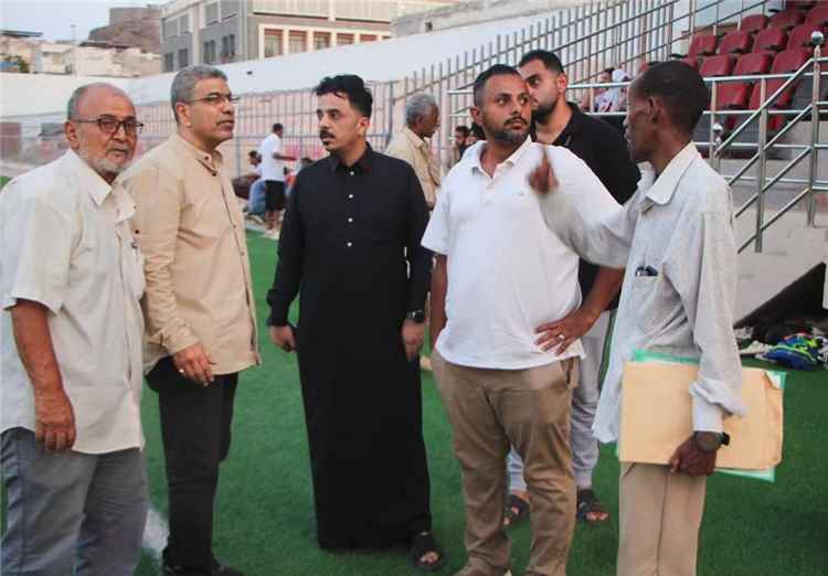 رائد نعمان يطّلع على أعمال التحديث والتأهيل بملعب الشهيد الحبيشي في عدن