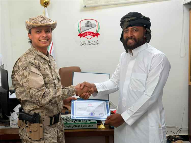 مدير دائرة الإعلام لقوات درع الوطن يكرم الإعلامي عبدالرحمن الشندقي الحدي بدرع التميز