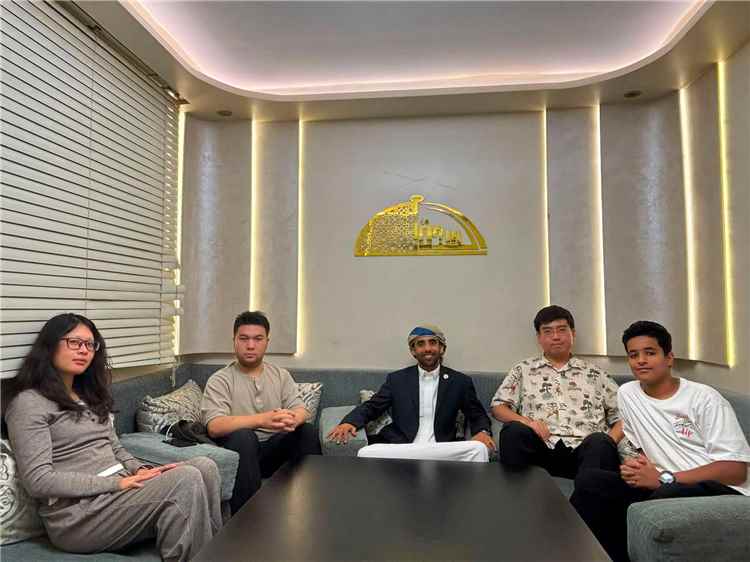 المدير التنفيذي للمركز الثقافي اليمني البلجيكي يستقبل دارسين صينيين لبحث التعاون الثقافي
