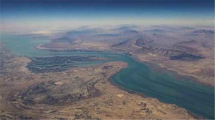 إيــ ـران وعُمان تتفقان على خطة لتنظيم الملاحة في مضيق هرمز