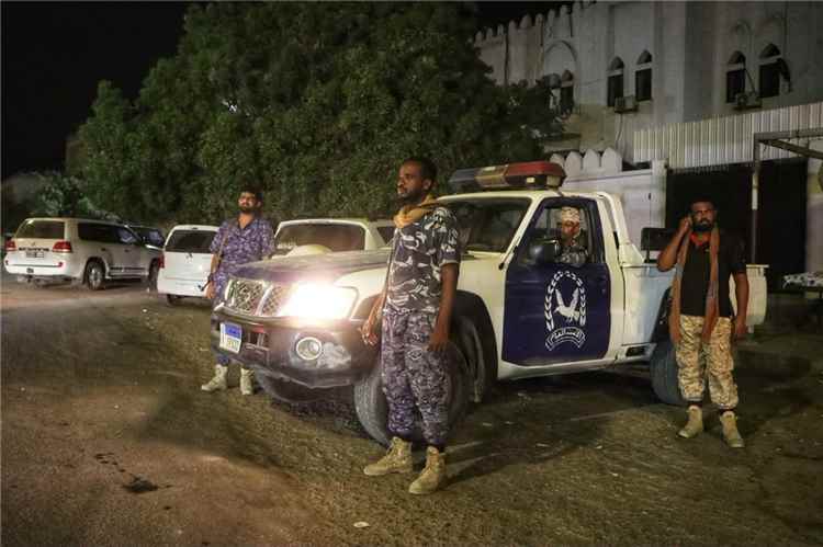 أمن ساحل حضرموت يكثّف الدوريات والحملات الميدانية لضبط المطلوبين ومنع حمل السلاح