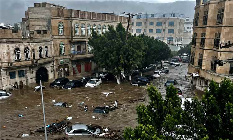 وفاة امرأتين وانقطاع طرق وغرق مركبات إثر سيول تضرب صنعاء