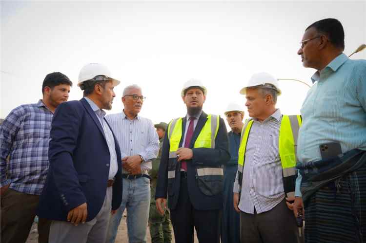 المحافظ شيخ يدشن أعمال تأهيل وسفلتة طريق تقاطع البريقة – بئر أحمد – الحرم الجامعي
