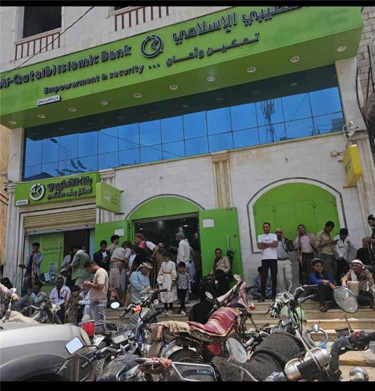 في موقف مسؤول.. مدير أحوال تعز يتحرك ميدانيًا لتسهيل صرف مستحقات الجرحى وأسر الشهداء