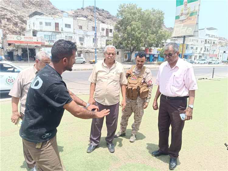 مدير عام المعلا يتابع ميدانيًا أعمال صيانة ممشى المسطح بالدكة