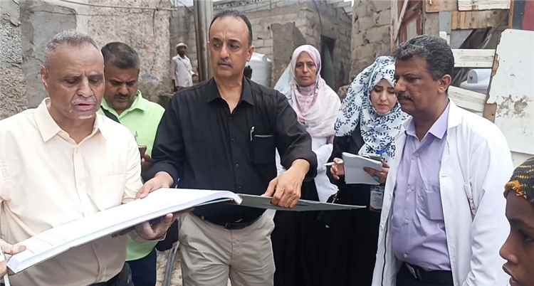 مدير صحة عدن يتفقد فرق التحصين المشاركة في حملة مكافحة الحصبة بمديرية التواهي