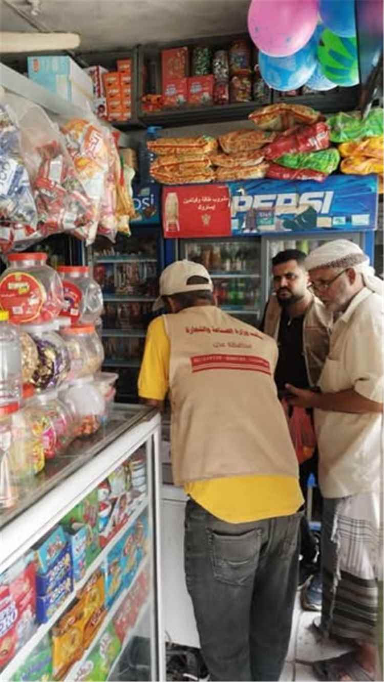 صناعة المنصورة بعدن تنفذ حملة رقابية بمدينة التقنية وتضبط 4 مخالفات تموينية