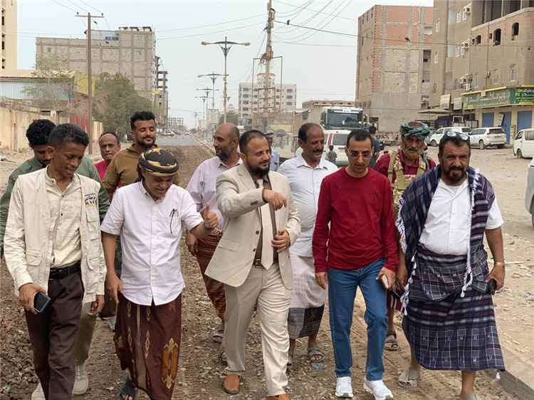 بعد سنوات من التعثر.. اليزيدي يدشن مشروع سفلتة طريق «جولة البيرق – شرطة كابوتا»