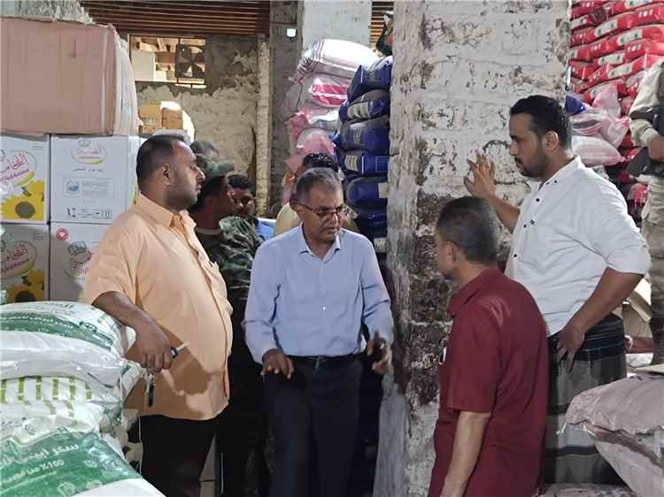 القلعة يتابع ميدانيًا مستوى الجاهزية والسلامة المهنية في المنشآت التجارية بالمعلا