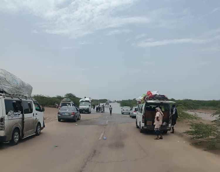 سيول جارفة بأحور تقطع الشريان الحيوي بين حضرموت وعدن.. وأهالي المنطقة يفتحون بيوتهم للمسافرين