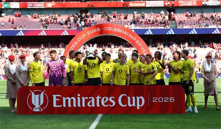 بروسيا دورتموند يهزم أرسنال بثلاثية مثيرة ويتوج بكأس الإمارات الودية