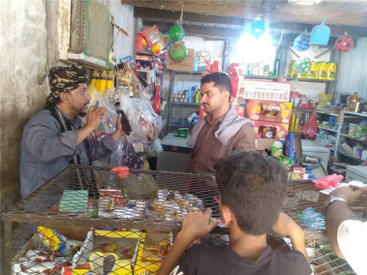 مكتب الصناعة والتجارة بالروضة ينفذ نزول رقابي على محطات الوقود ومحلات بيع الغاز في مناطق الغيل ولماطر