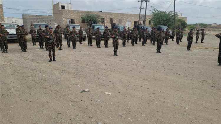 جنود القوات الخاصة بأبين يشكون استقطاع مرتباتهم ويطالبون المحافظ بالإنصاف