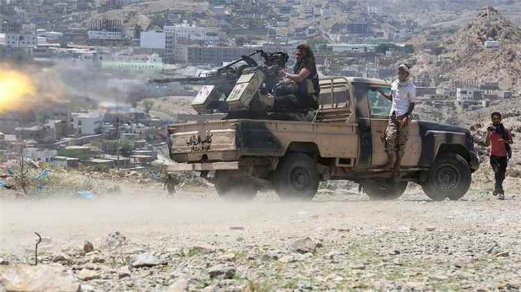 قصف مدفعي يضرب تحركات الحـ.ـوثيين بعد رصد تعزيزات باتجاه الجبهة الشرقية لمدينة تعز